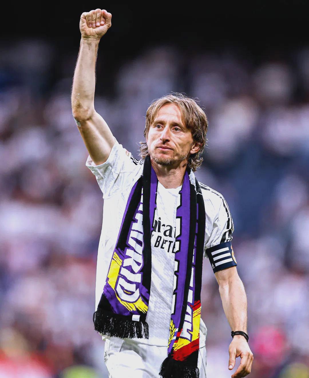 3C：退役三天前我和莱万说不想再为任何球队踢球，除非是巴萨